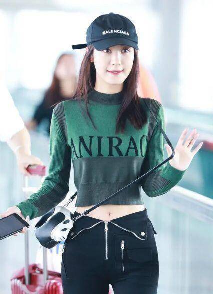 直男现在喜欢"柯基臀",看李菲儿美翻了_黑色_时尚_上衣