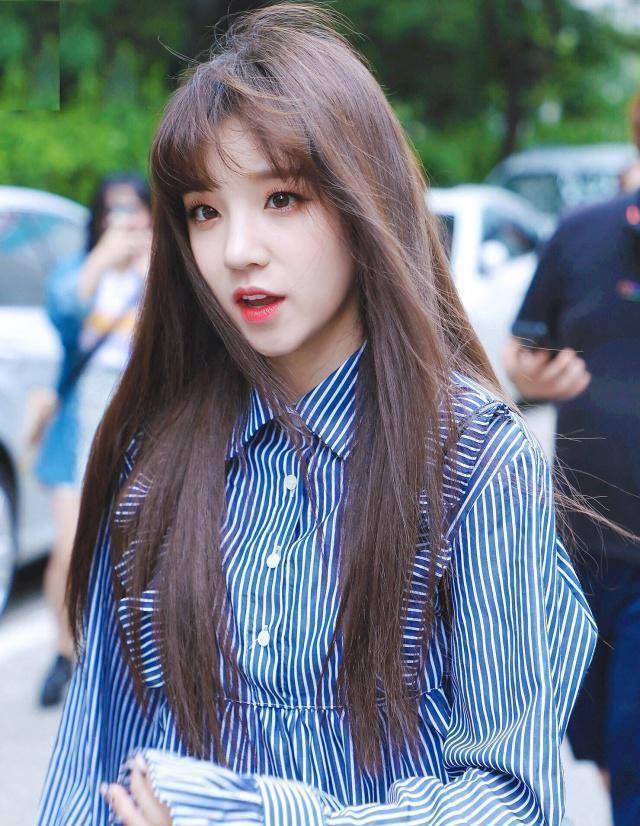 "跑男"新人宋雨琦一头金色卷发太亮眼,时尚衣品更是给颜值加分_妹子