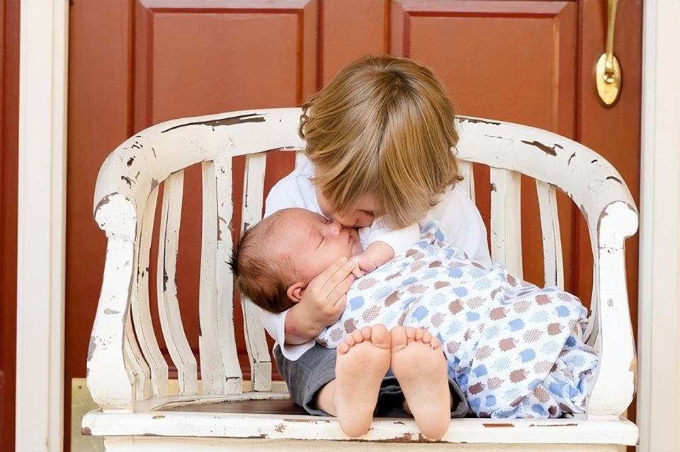婴儿被亲友轮番亲吻高烧近40度 亲吻病是怎么引起的如何避免
