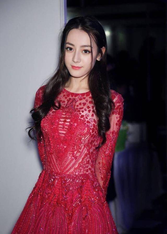 "小蛮腰"杨幂,迪丽热巴,王俊凯,王源都比不过她的"蚂蚁腰"_cm_腰围