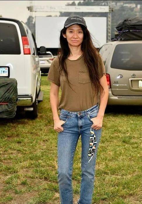 继女长得不漂亮但气质好,穿工装外套有大导演范,简单高级_风格_赵婷