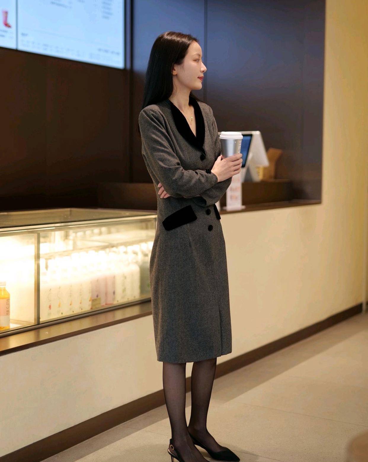 为什么某些珠宝店的员工要求穿黑色连裤袜?