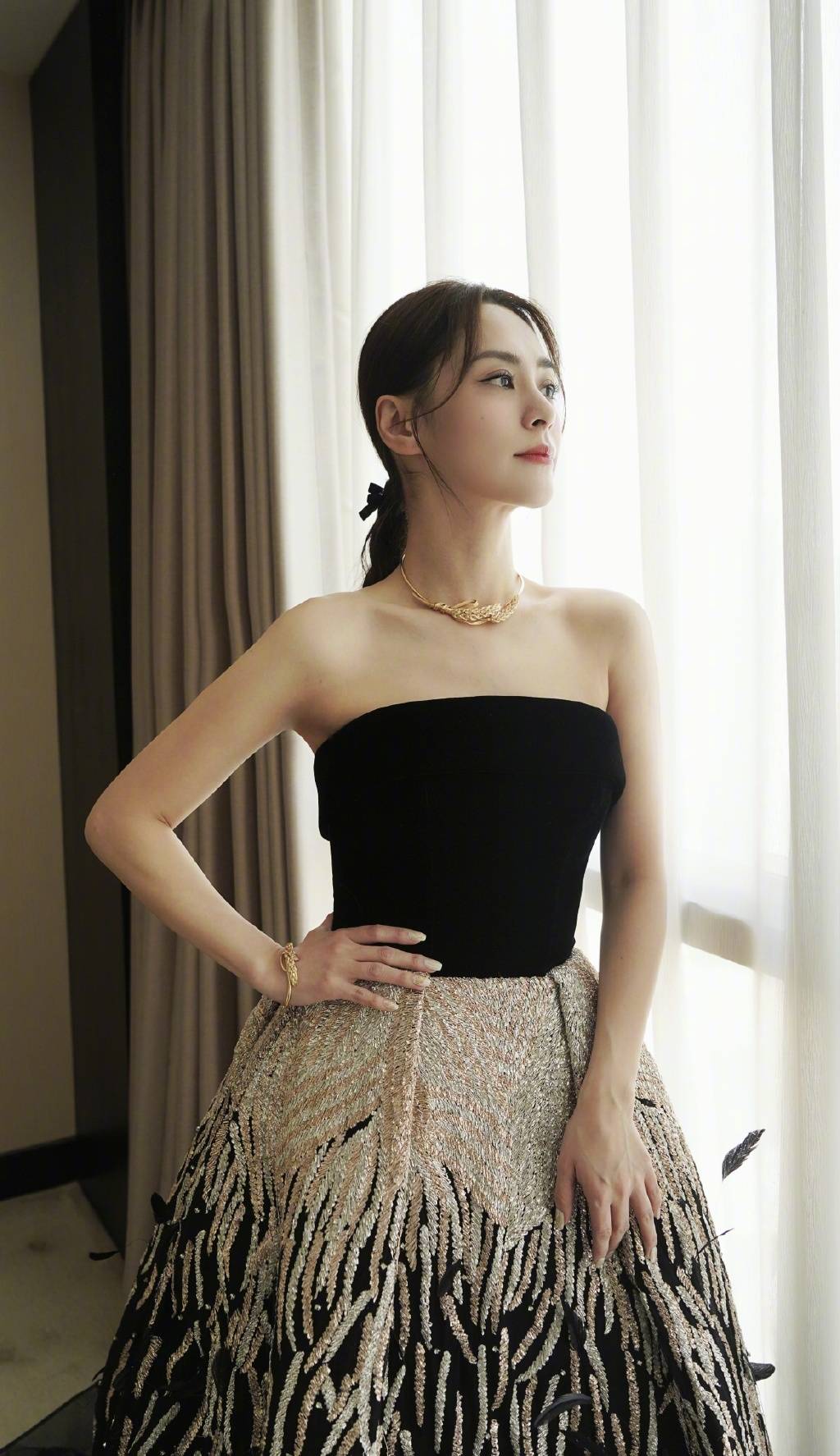 女星钟欣潼获年度榜样慈善明星荣誉,想不到她貌美心更加美!_阿娇_中国