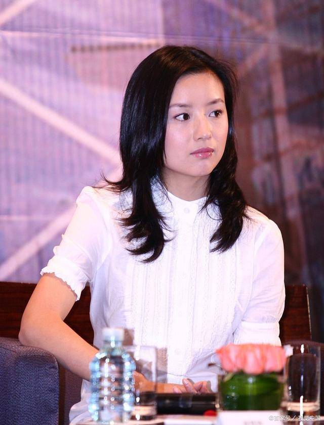 蒋欣苗条如纸,董洁面颊丰满,我们需要重新审视娱乐圈的审美观吗_身材