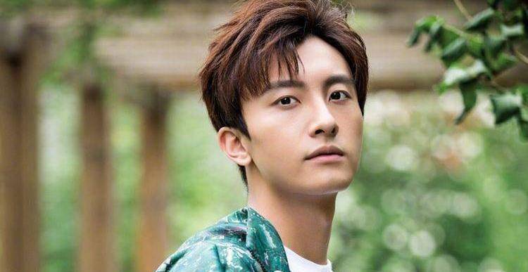 可是牛骏峰却没有被名誉所羁绊,即便是没有人找他演男主角,他照样还是