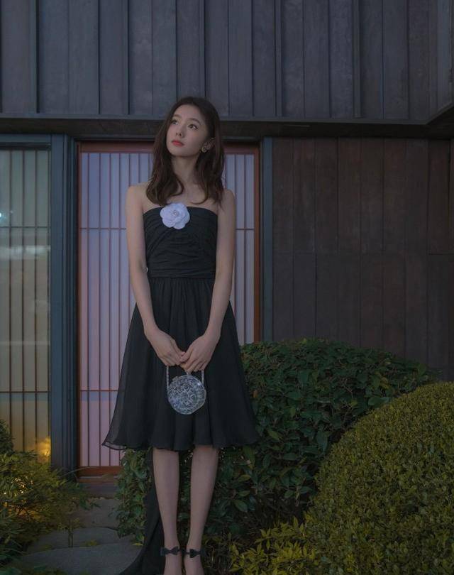 "谋女郎"刘浩存穿白衬衫配白裙,淡雅又漂亮大方,年轻就是好_气质_白色