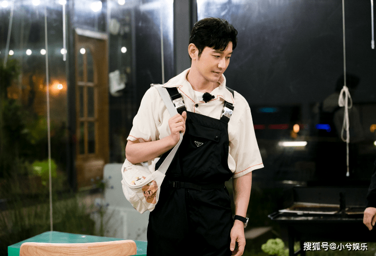 原创            黄晓明请刘畊宏夫妇吃烧烤，刘畊宏秀身材，44岁老婆真实状态曝光(黄晓明和刘烨身高对比)