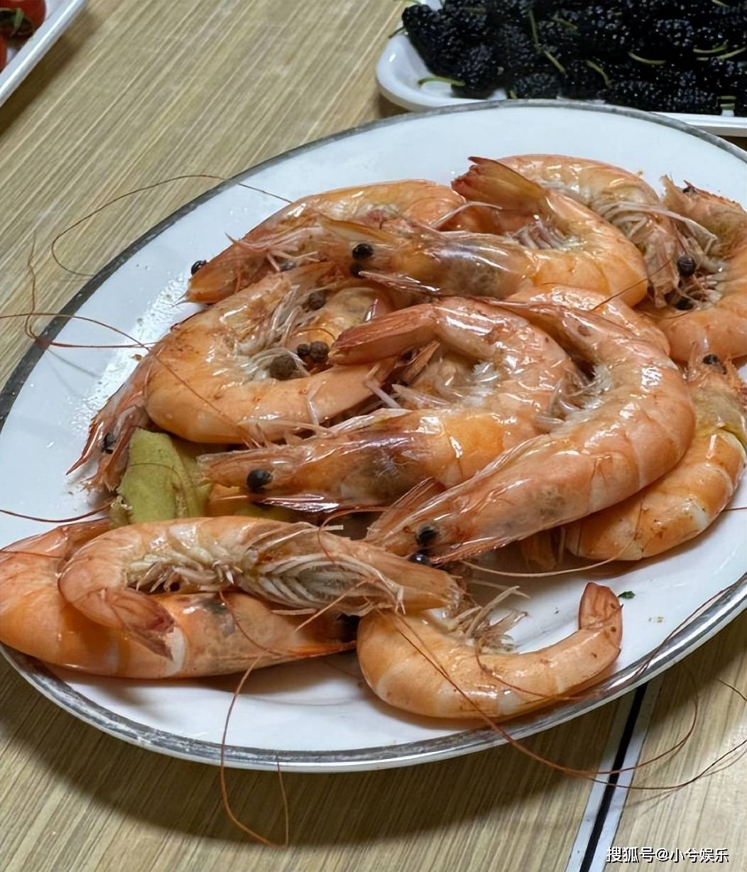 原创            黄晓明请刘畊宏夫妇吃烧烤，刘畊宏秀身材，44岁老婆真实状态曝光(黄晓明和刘烨身高对比)