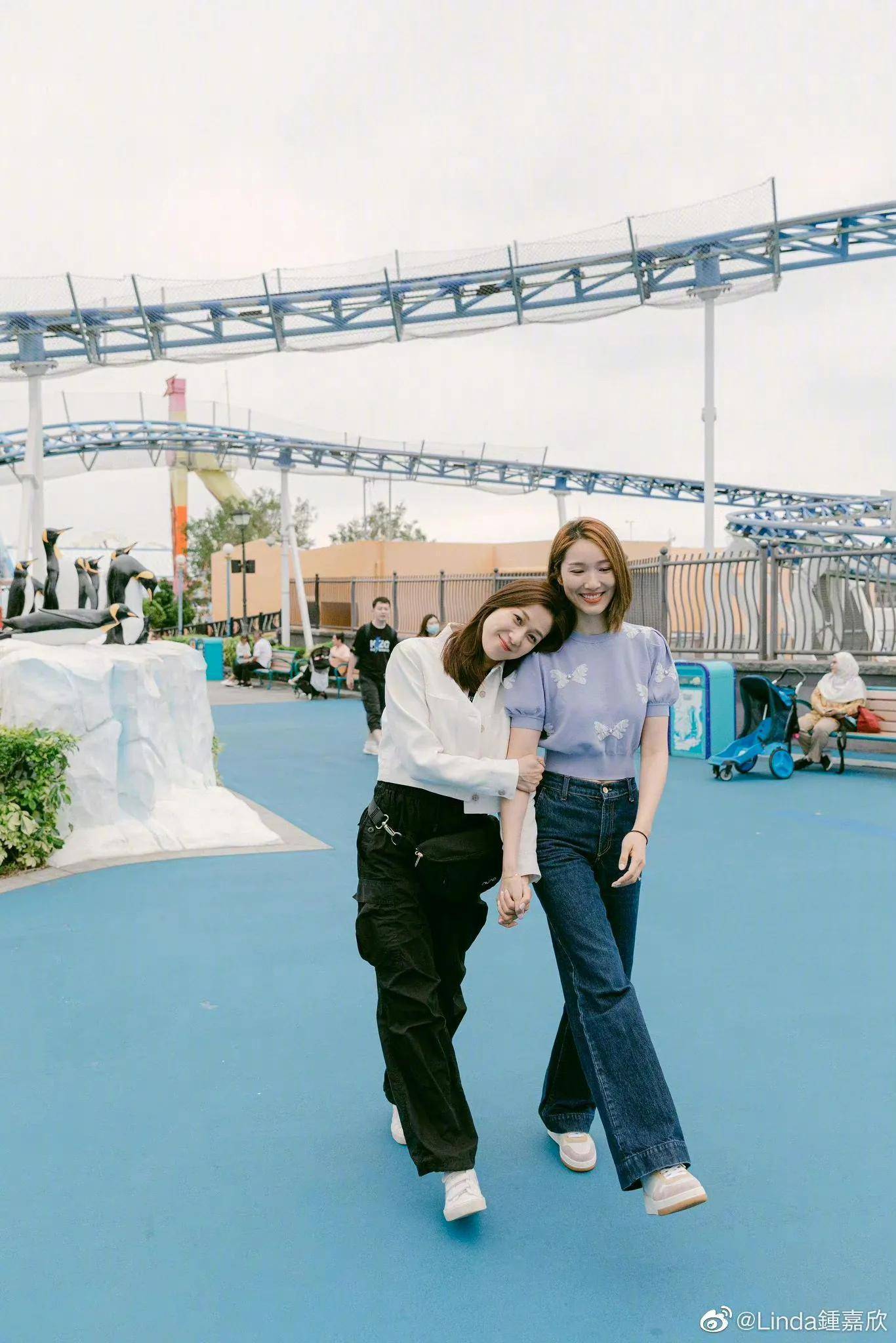 钟嘉欣2015年和圈外老公结婚,婚后生下两女一子,组成五口之家,虽然