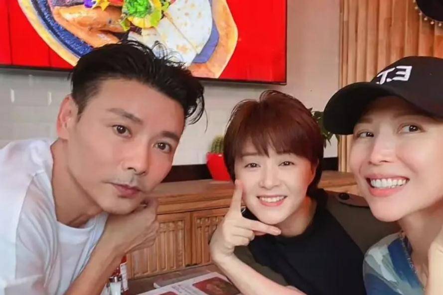 蔡少芬骑单车外出约见蒋欣,两人全是素颜,在大厅吃饭太接地气_真正的