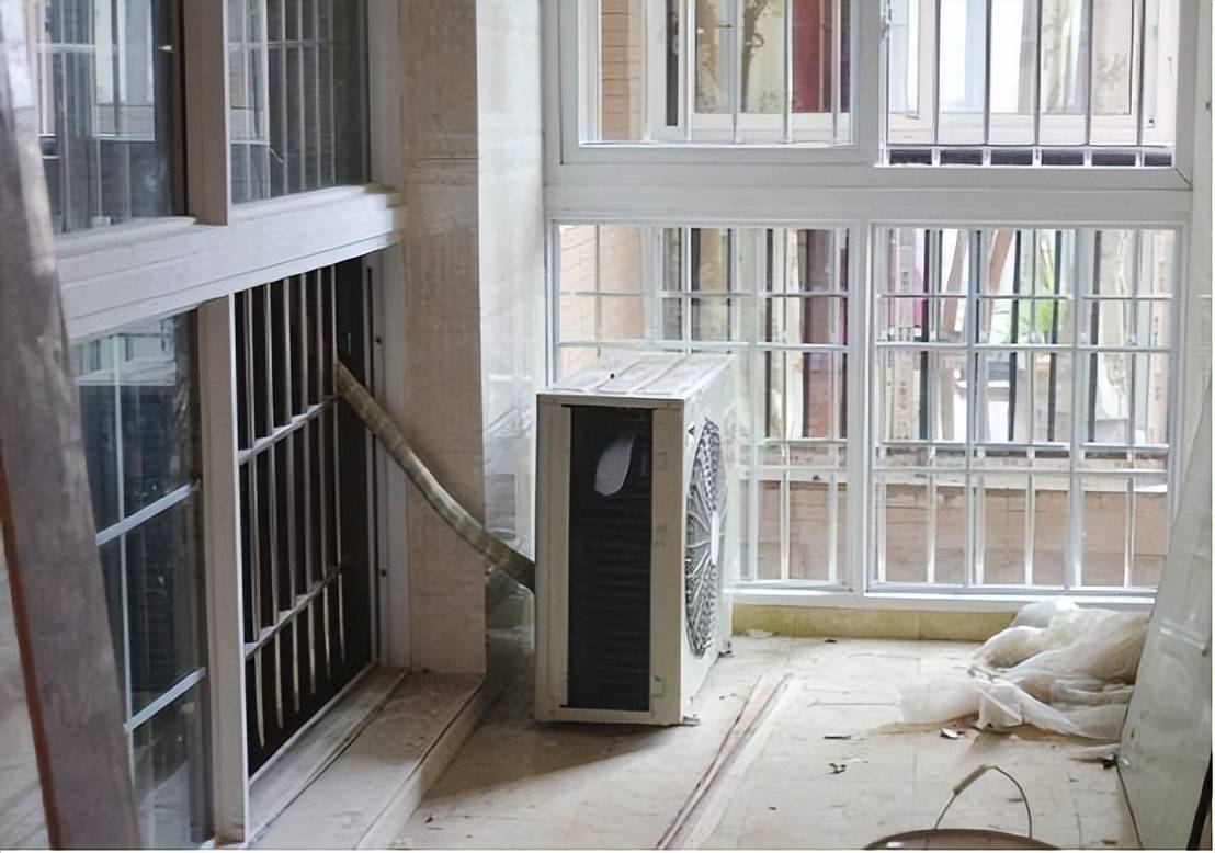 如果觉得把空调外机放在阳台上是一件比较危险的事情,那我们也可以在