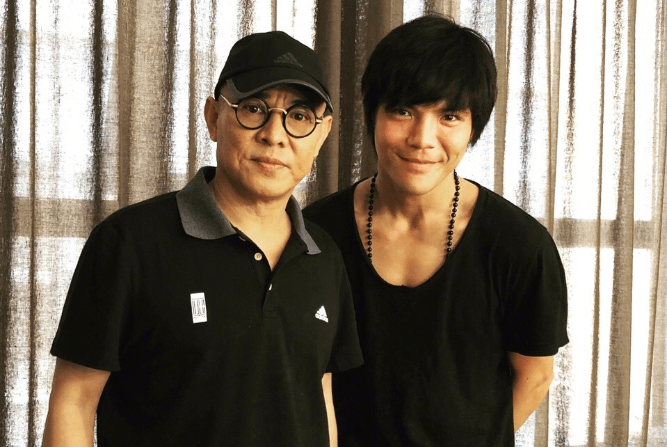 向佐被拳王当众掌掴,表情僵硬不敢还手,向太郭美女躲五米远看呆_刘文