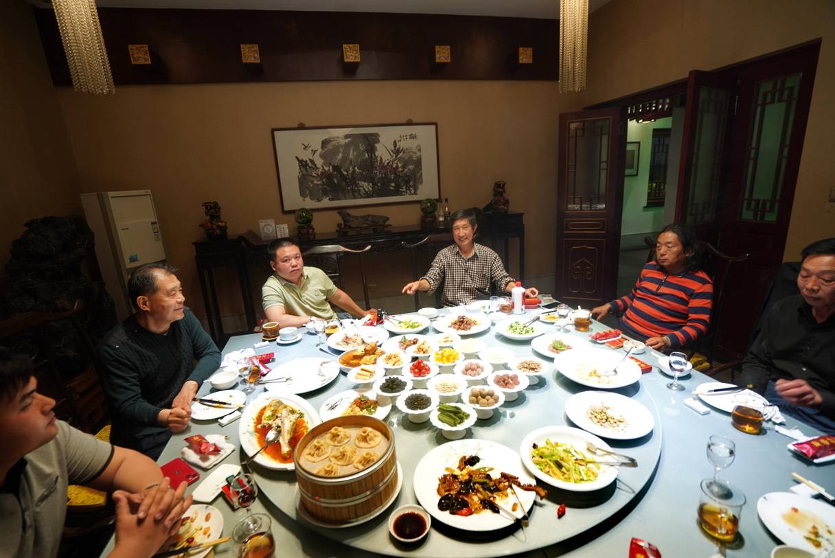 丁春林逐一介绍,原来他们都是博山的文化名人,有摄影兼作家,有书法家
