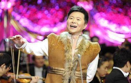 "西部歌王"王宏伟,母亲守寡48年,成名后的反哺让人泪奔_儿子_妈妈