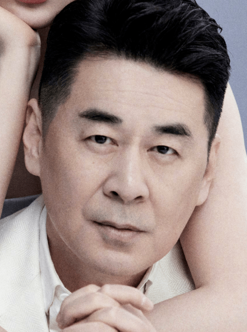 蒋勤勤夫妇罕合体,甜蜜拥抱庆520,陈建斌抬头纹太深根本修不掉_夫妻俩