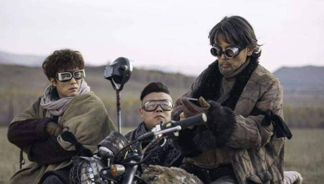 第一次:葛优和岳云鹏为了等待在大海中上大号的杜淳,选择了割断绳子.