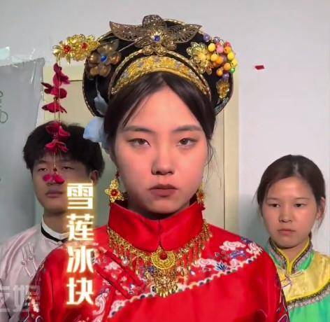 视频中,王志猩团队拍摄视频时,有很多学生围观,也有
