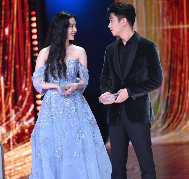 杨幂少女感消失,刘亦菲有赘肉,吴磊像大叔_活动_感觉_状态