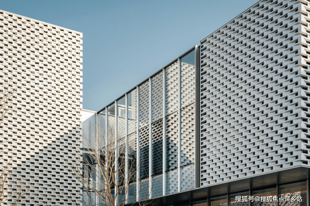 白色镂空表皮,弧形金属肌理等立面语汇的组合,给建筑赋予一种历史感