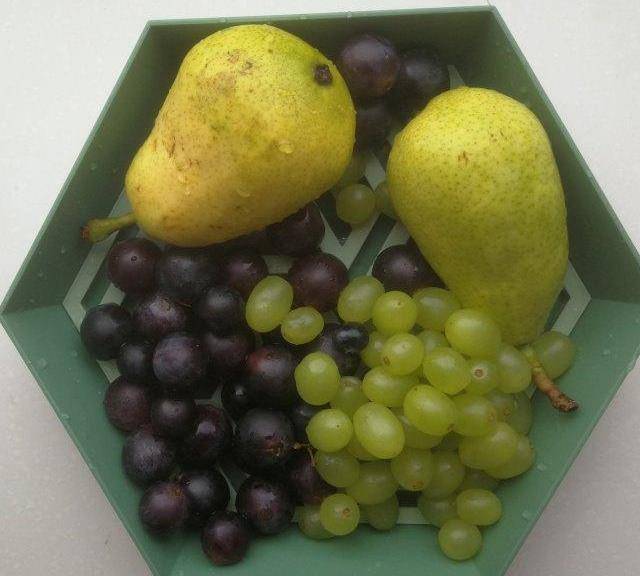 做法步骤:原料:张旺葡萄,紫葡萄,茄梨,蓝莓,红小豆.