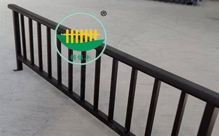 空调栏杆,连廊和护窗栏杆,也是客户在新乡锦银丰护栏定制的防护产品里