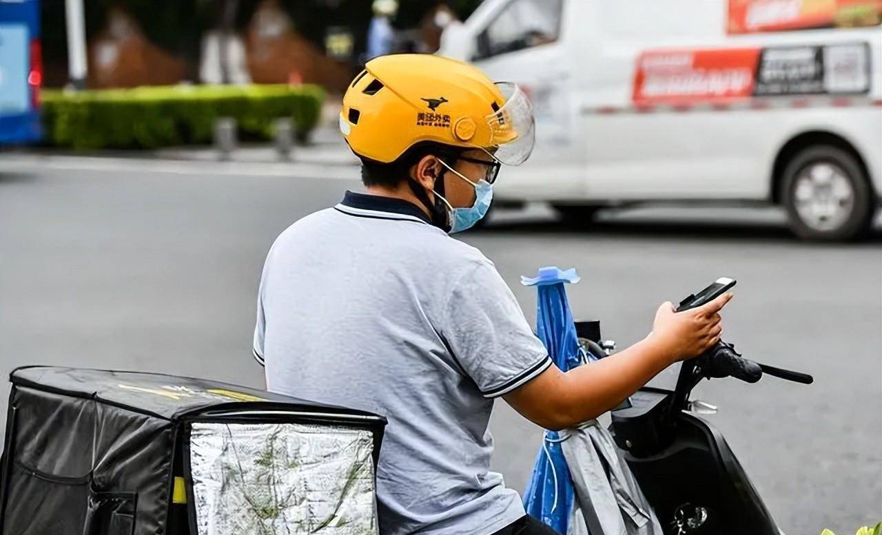 收到110元現金外賣小哥果斷報警:顧客不讓打電話,懷疑在求救_女孩