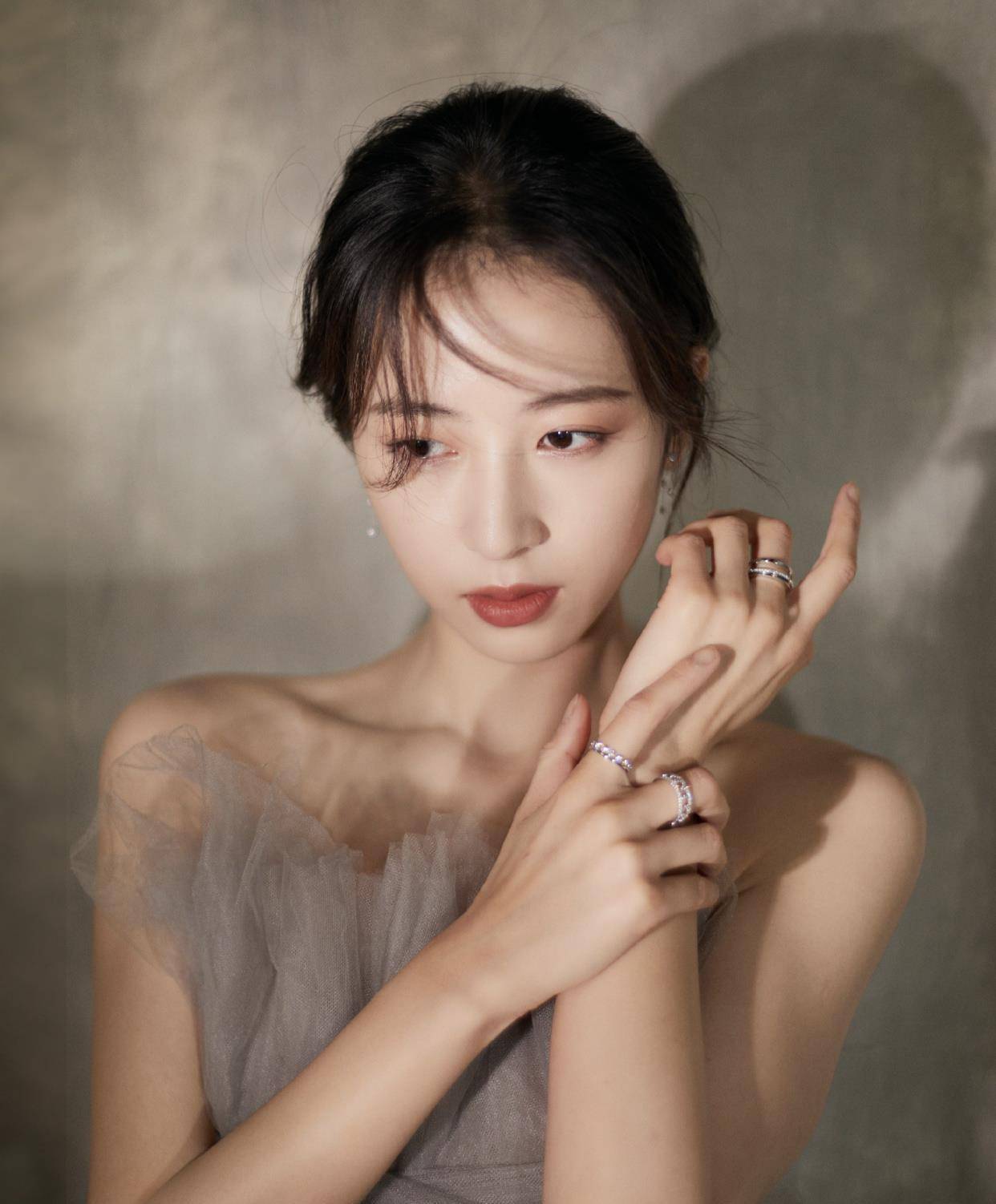 新剧《从结婚开始恋爱》剧照曝光,结婚证太抢眼,女主是肖战闺蜜_龚俊