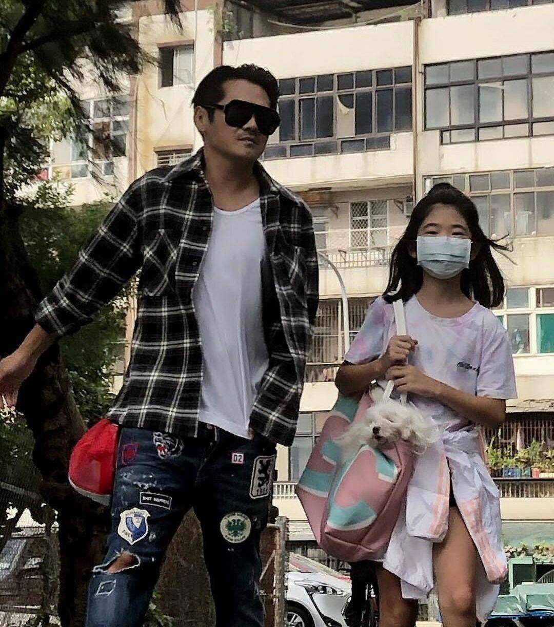 grace曹华恩长势惊人,仅10岁和爸爸曹格出街像情侣_姐姐_网络_身高