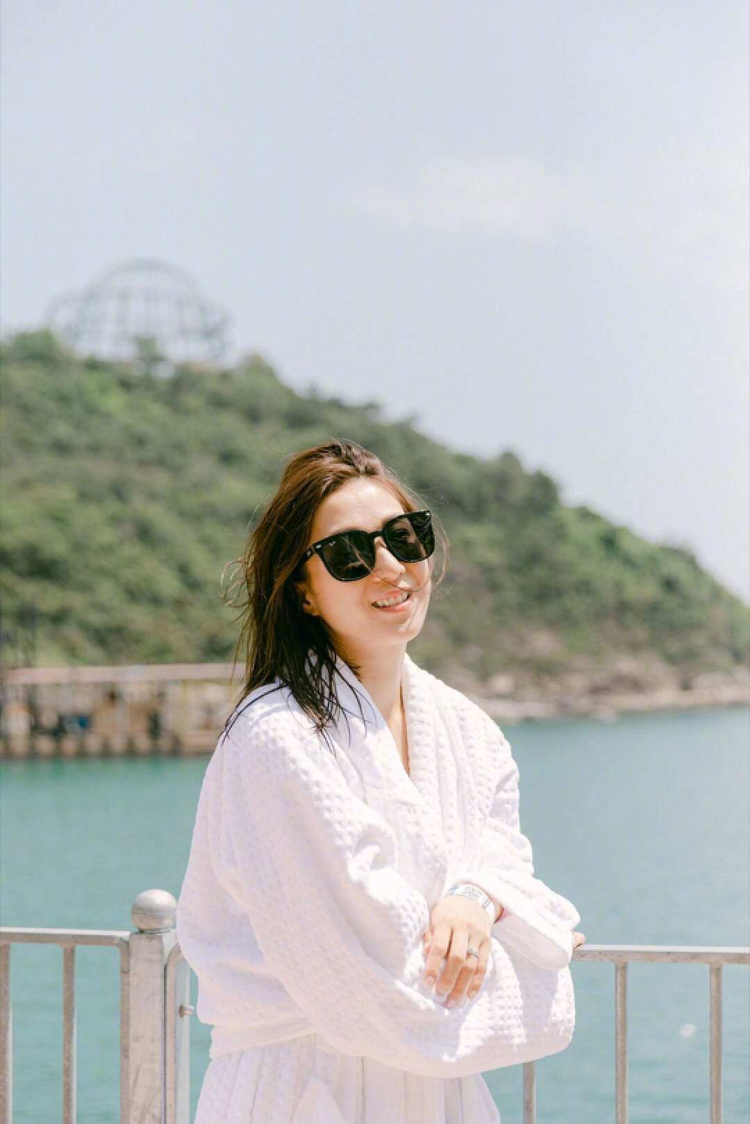 浅露事业线现白皙大长腿,不似三孩之母_钟嘉欣_家庭_带着