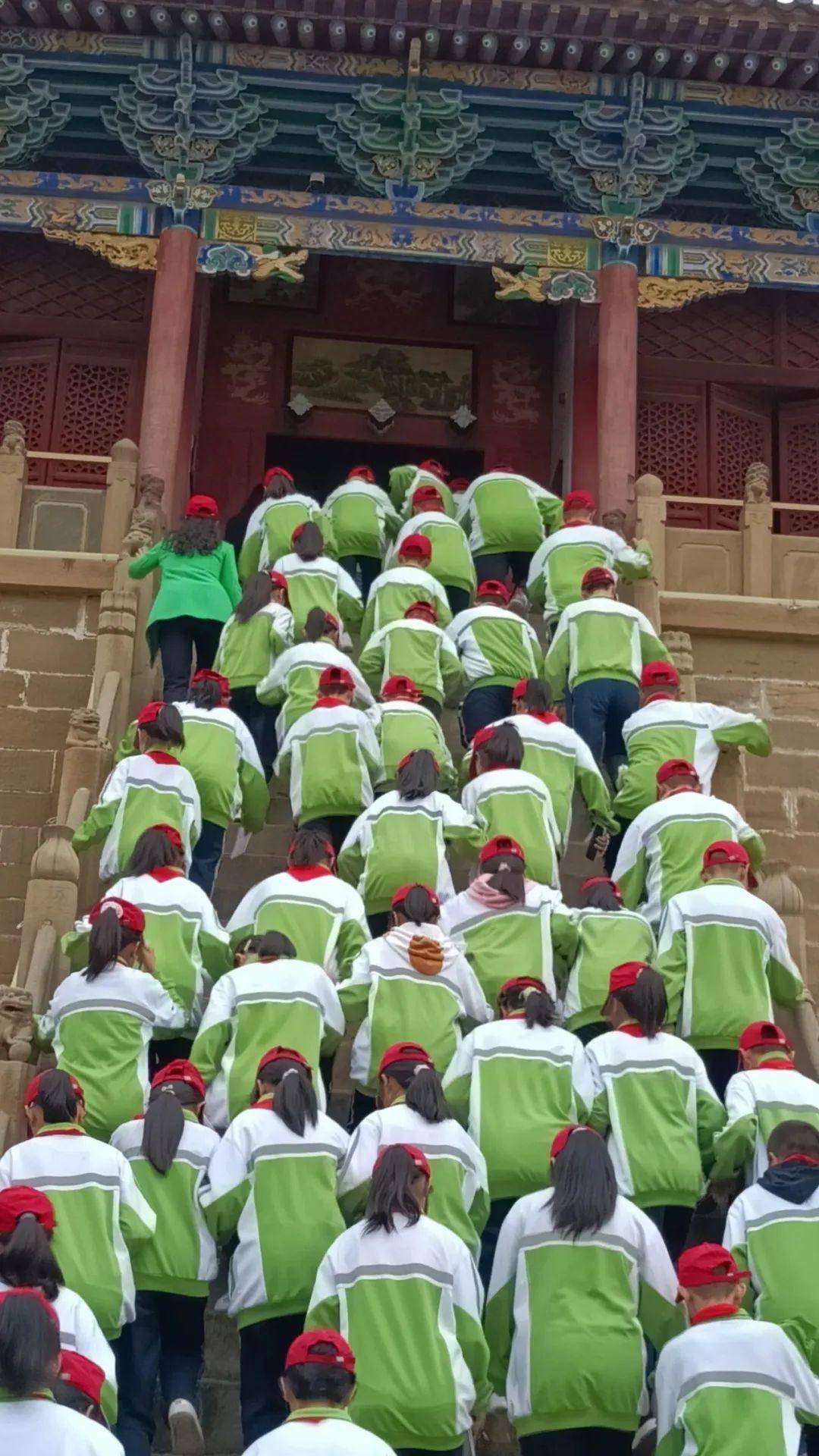 米脂县第三中学,南关小学组织上百名学生分时段走进米脂县博物馆