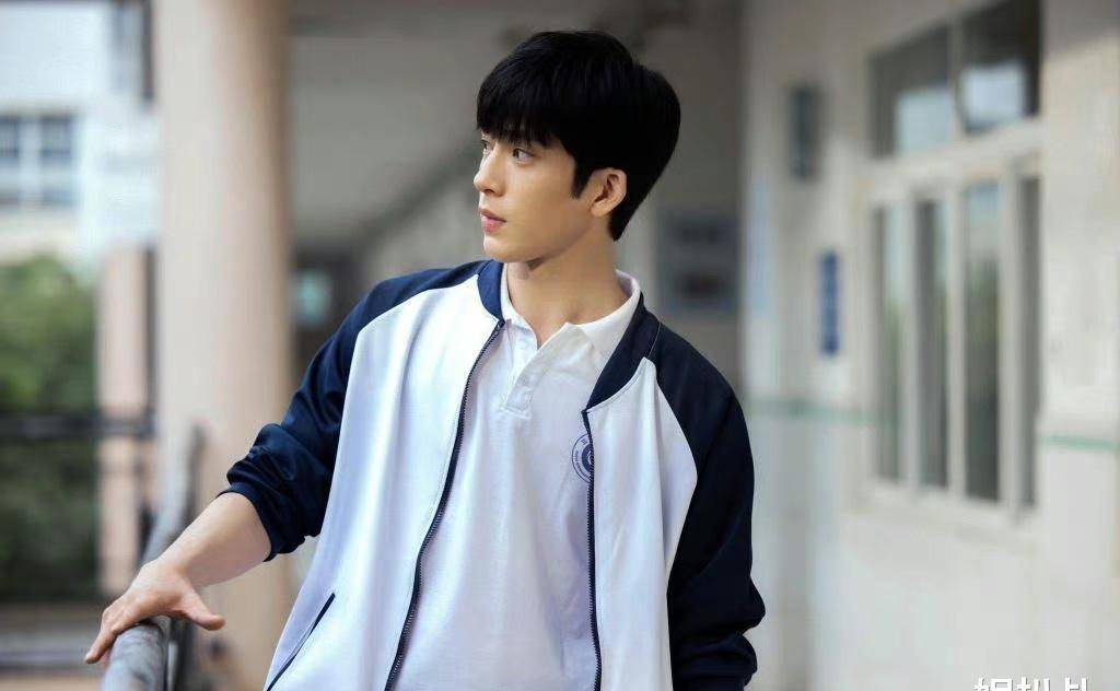 男星"校服杀"图鉴:杨洋像校草,刘昊然学霸范,白敬亭是白月光_造型