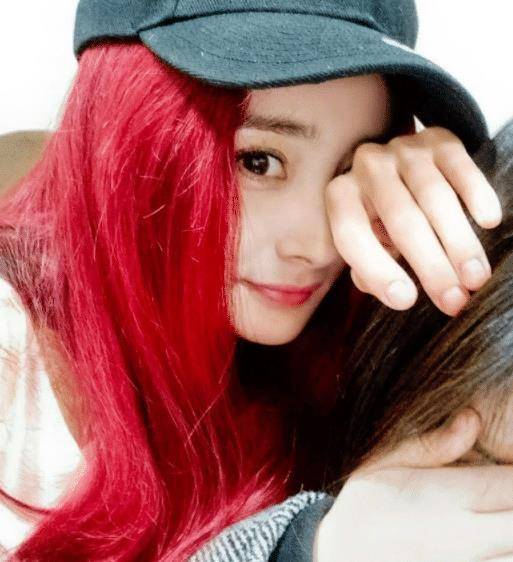 杨幂再登杂志,画一字眉,梳丸子头酷劲十足,生图脚踝太细了_一身_画风