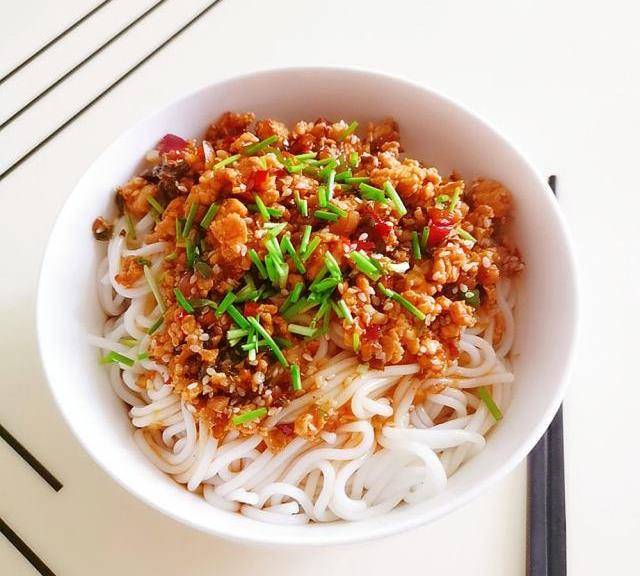 肉末拌米粉,劲道顺滑,一碗不够!_大蒜头_白芝麻_鸡精