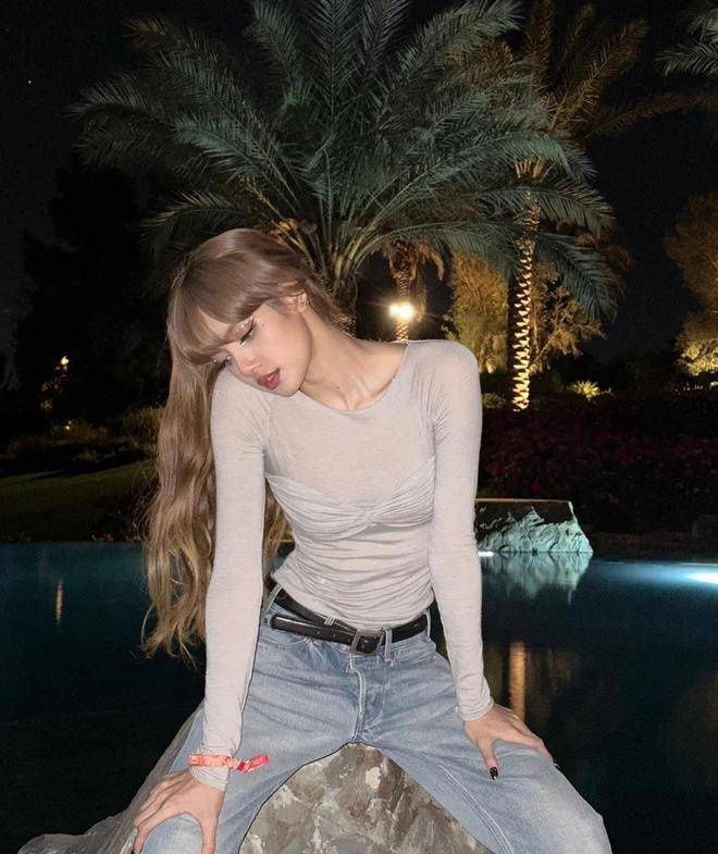 blackpink lisa罕见的时尚时刻_照片_人们_魅力