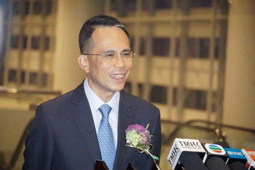 父子坐拥数千亿资产,父亲95岁精神奕奕,儿子59岁却已满头白发_李泽钜