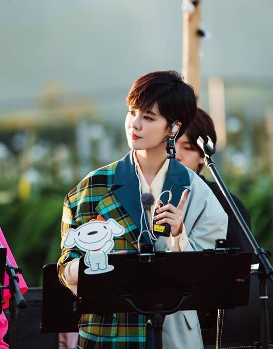 《姐姐》团综云南站路演开启 郁可唯孟佳合作《蝴蝶海》感动全场_村民