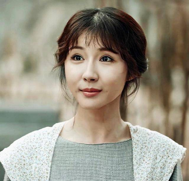 元娉婷--张南和曲曼婷一样的工作,也可以说是曲曼婷的"死对头",不过