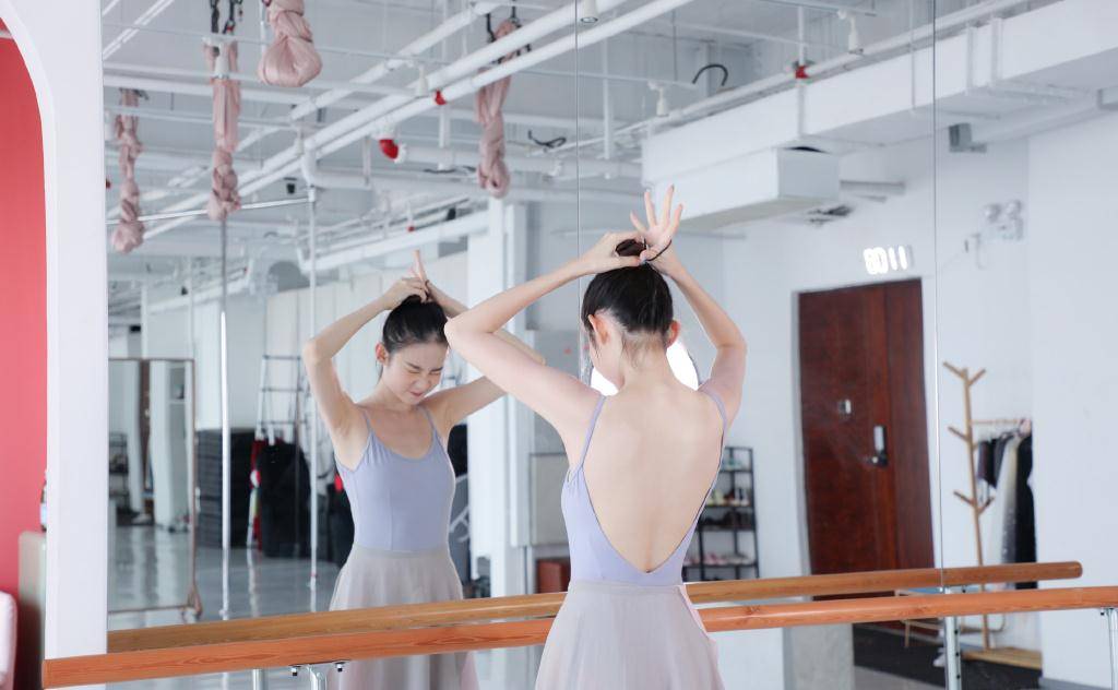 34岁杨幂挑战漫画腰,成功后却公开道歉,最尴尬的居然是张艺凡_动作