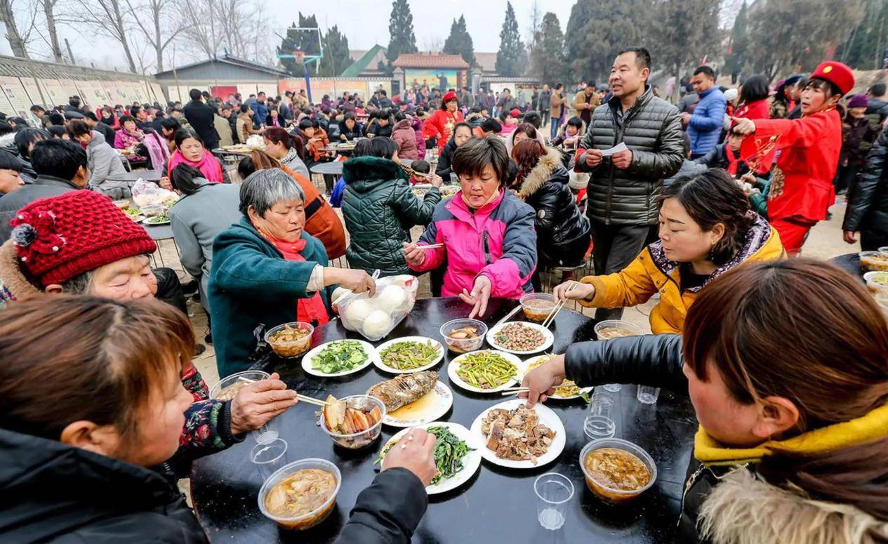 辽宁农村吃席怪象,满桌牛羊鸡鸭鱼,一家人却只随礼50元,为何?
