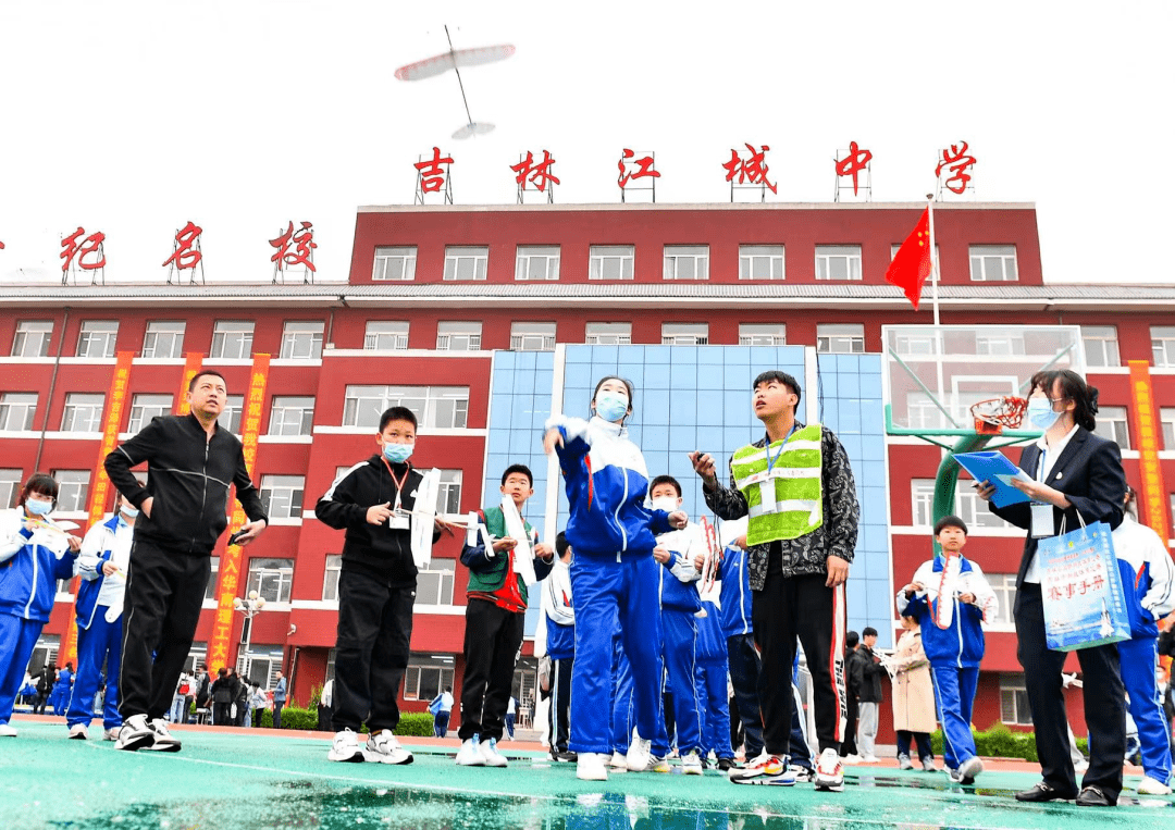在吉林江城中学拉开帷幕,来自全国各地30个运动队的580名队员参加比赛