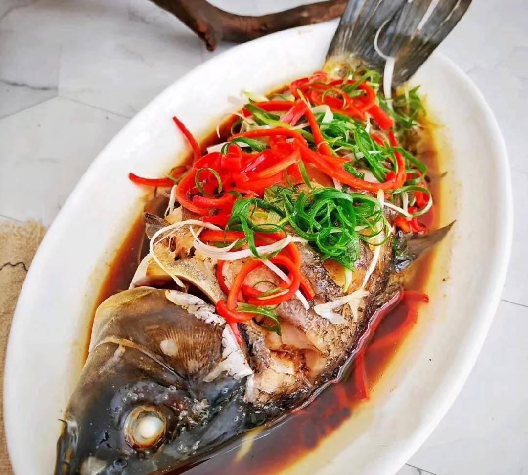 准备食材:鲤鱼一条,葱,姜,蒜,蒸鱼豉油,料酒,盐,红辣椒,油清蒸鲤鱼的