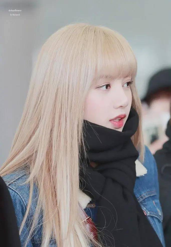 将头发染成白色的blackpink成员lisa,看起来非常特别