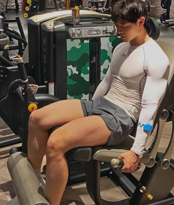 这枚健身房里的肌肉型男,男人味十足好养眼_哥哥_一身_帅哥