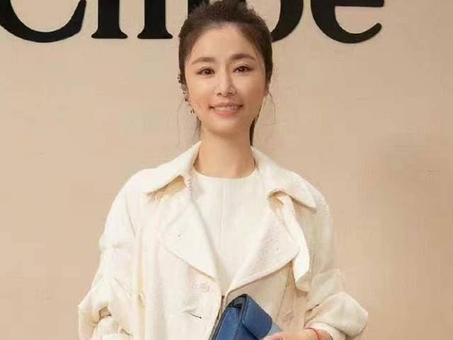 从面部情况来看,林心如并没有主要表现为近况综合征,如脸颊凹陷或眼眶