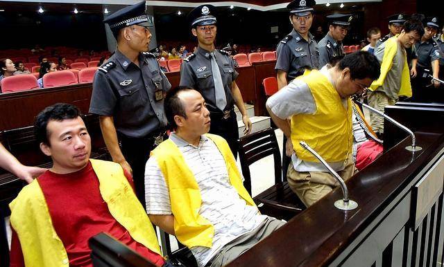 2002年,周广龙在广州以暴力手段垄断多个行业,后来他的结局如何_汽运