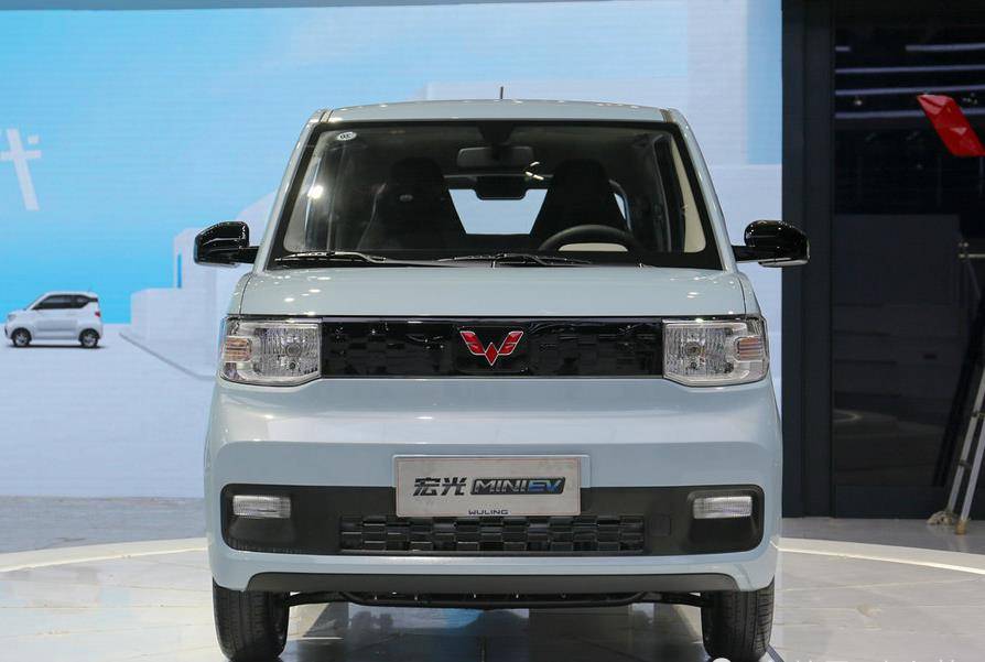 "五菱宏光mini"火了,十月销量排名第一,价格低,能上牌成最大优势!