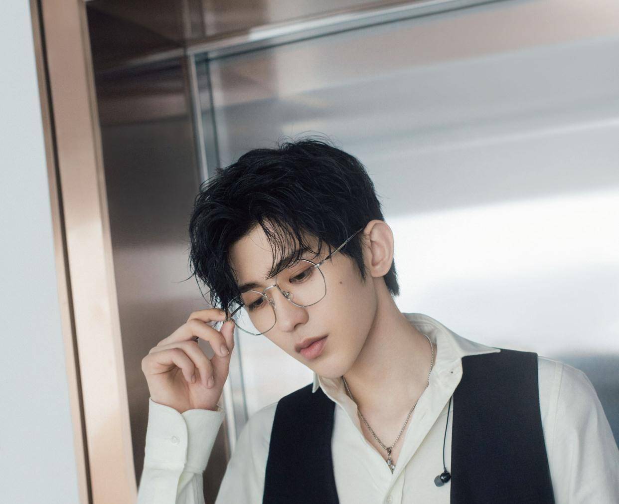 《偶像练习生》蔡徐坤化身"禁欲系王子",这是什么神仙男孩?