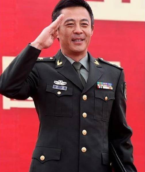 优秀演员,副师级军衔,三任妻子分别是60后70后和90后_侯勇_沈蓉_模式