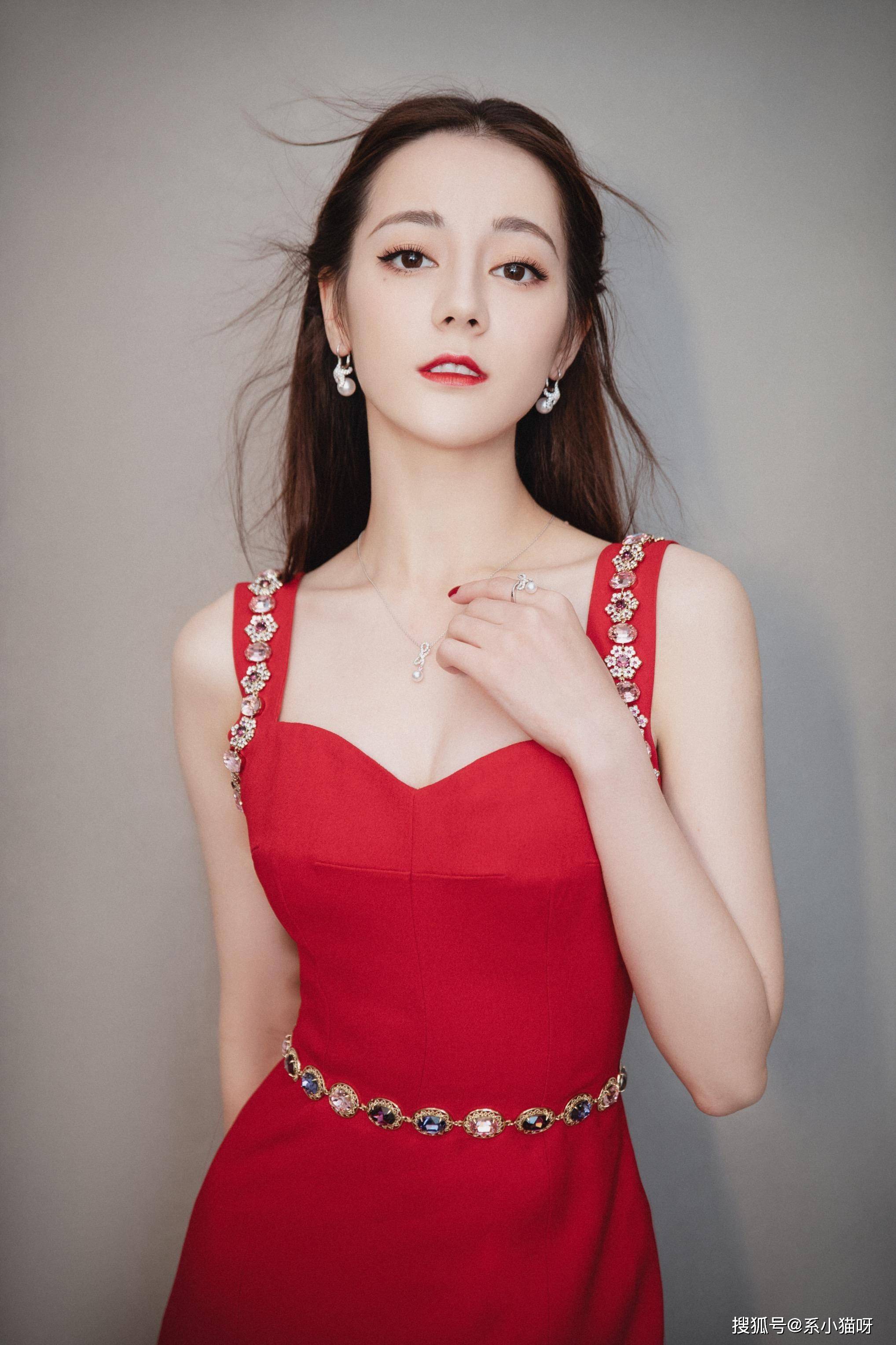 迪丽热巴最新私照曝光!如何向世界展现青春偶像的优雅自信!