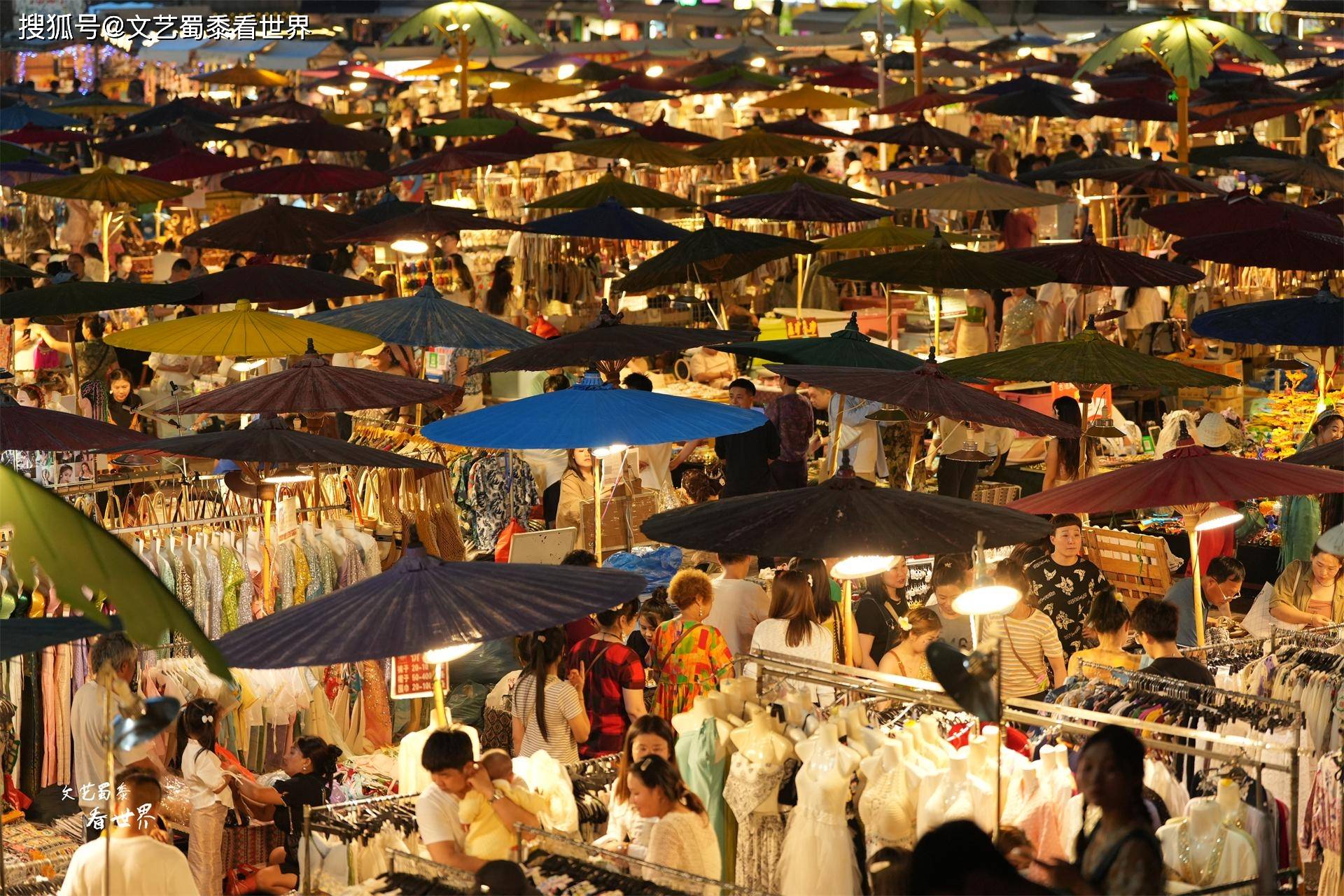 西双版纳告庄星光夜市总是美女如云,东南亚最美夜市成为旅拍胜地_中心